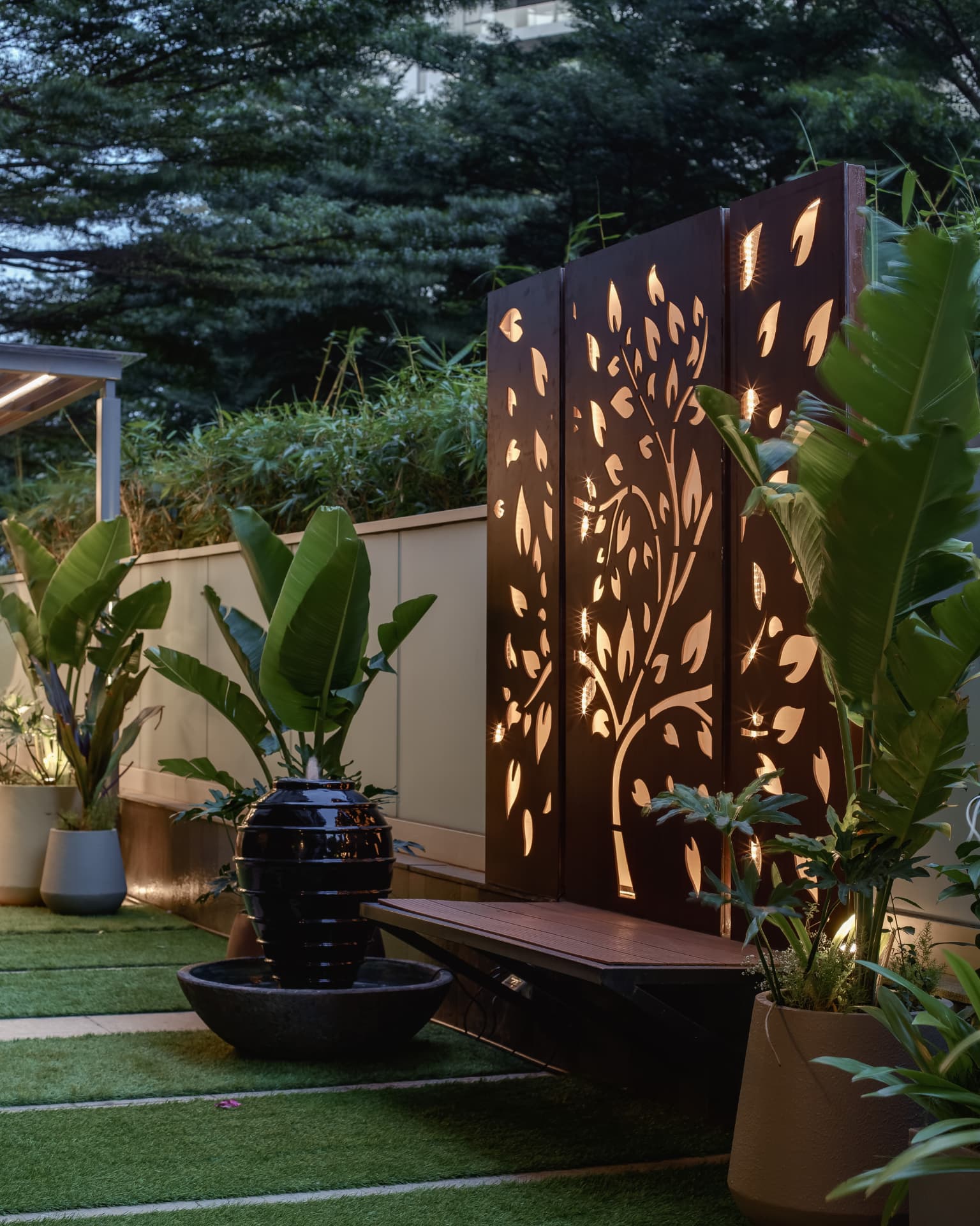 Backlit corten screen and water bowl