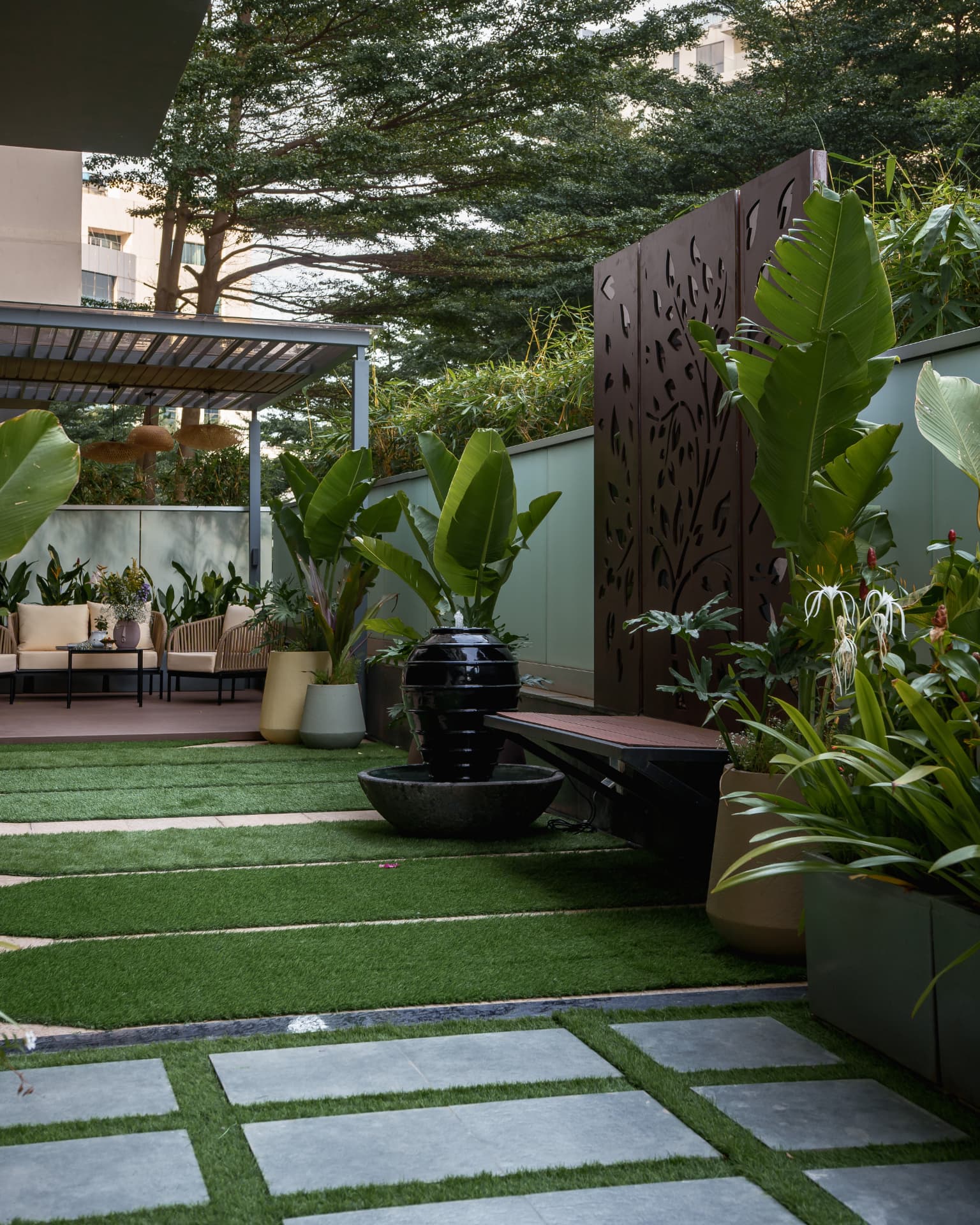 Paving rhythm and planters